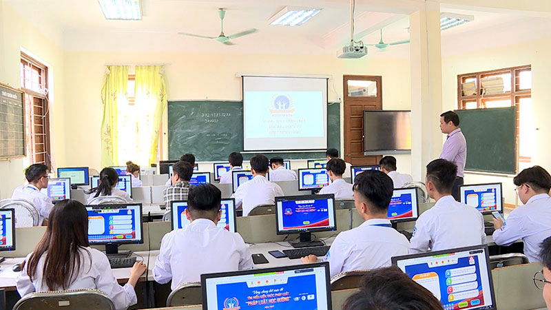 Quang cảnh phòng thi Cuộc thi “Pháp luật học đường” tại Ninh Bình ngày 07/6/2020