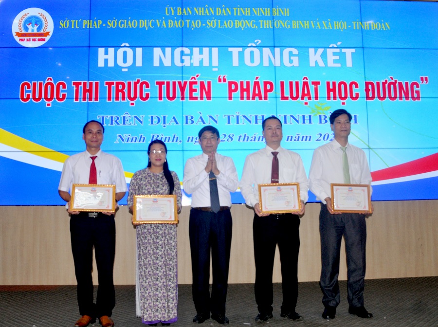 Đồng chí Phạm Minh Thường, Giám đốc Sở Tư pháp, Phó Chủ tịch Hội đồng phối hợp PBGDPL trao giấy chứng nhận cho các tập thể
