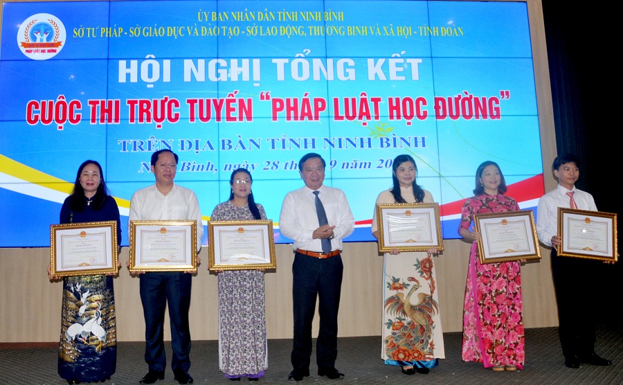 Đồng chí Nguyễn Ngọc Thạch, TUV, Phó chủ tịch UBND tỉnh trao Bằng khen  cho các tập thể, cá nhân có thành tích cao tham dự cuộc thi.