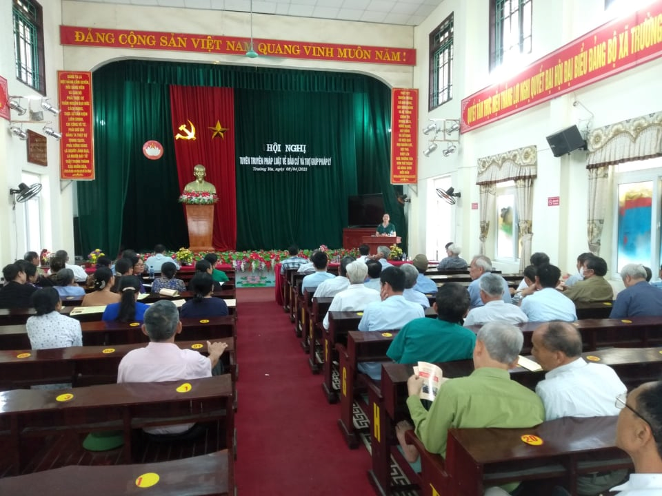 Tuyên truyền Luật Bầu cử đại biểu Quốc hội và đại biểu Hội đồng nhân dân,  Luật Trợ giúp pháp lý trên địa bàn xã Trường Yên